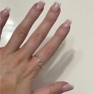 pura vida wave ring silver
unsure of size might be a 6-7